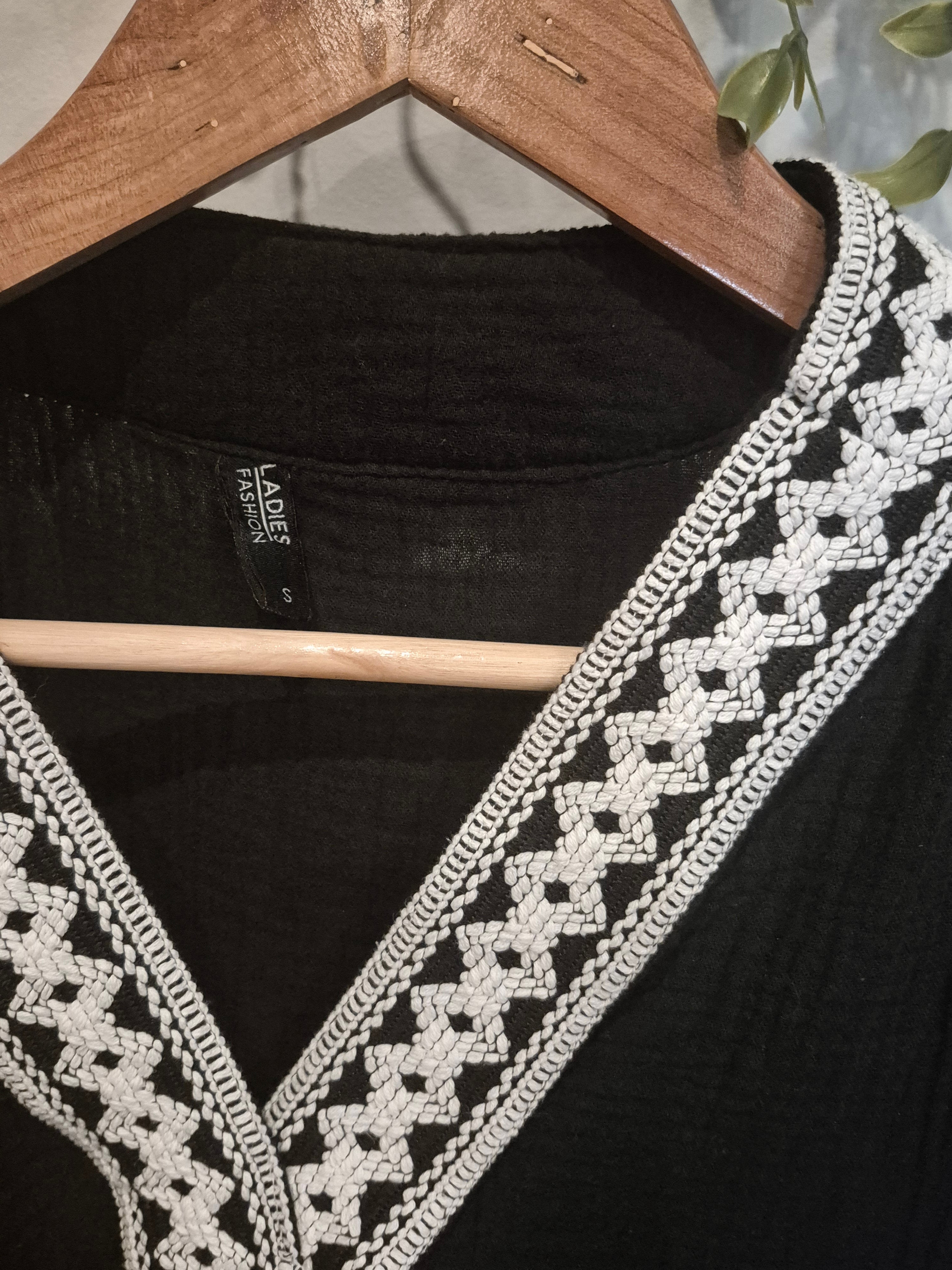 Blouse noire et blanche