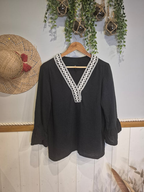 Blouse noire et blanche